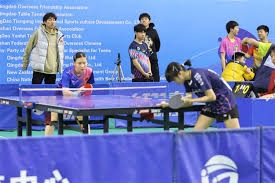 贝比·鲁斯在 1948 年因癌症逝世，洋基球场数万球迷在雨中为其送别