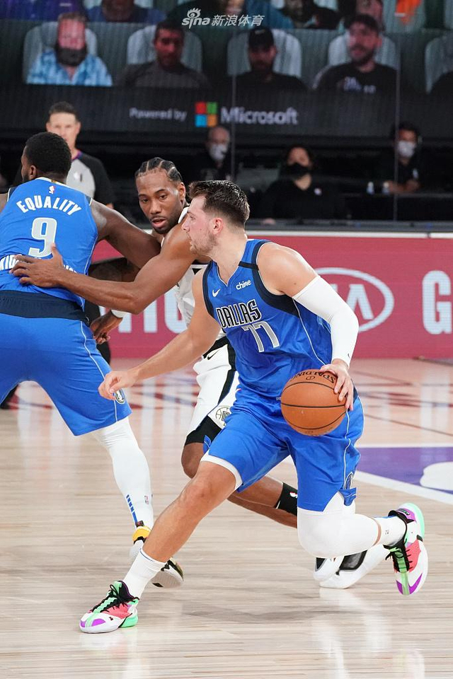 一个年轻而 一个年轻而